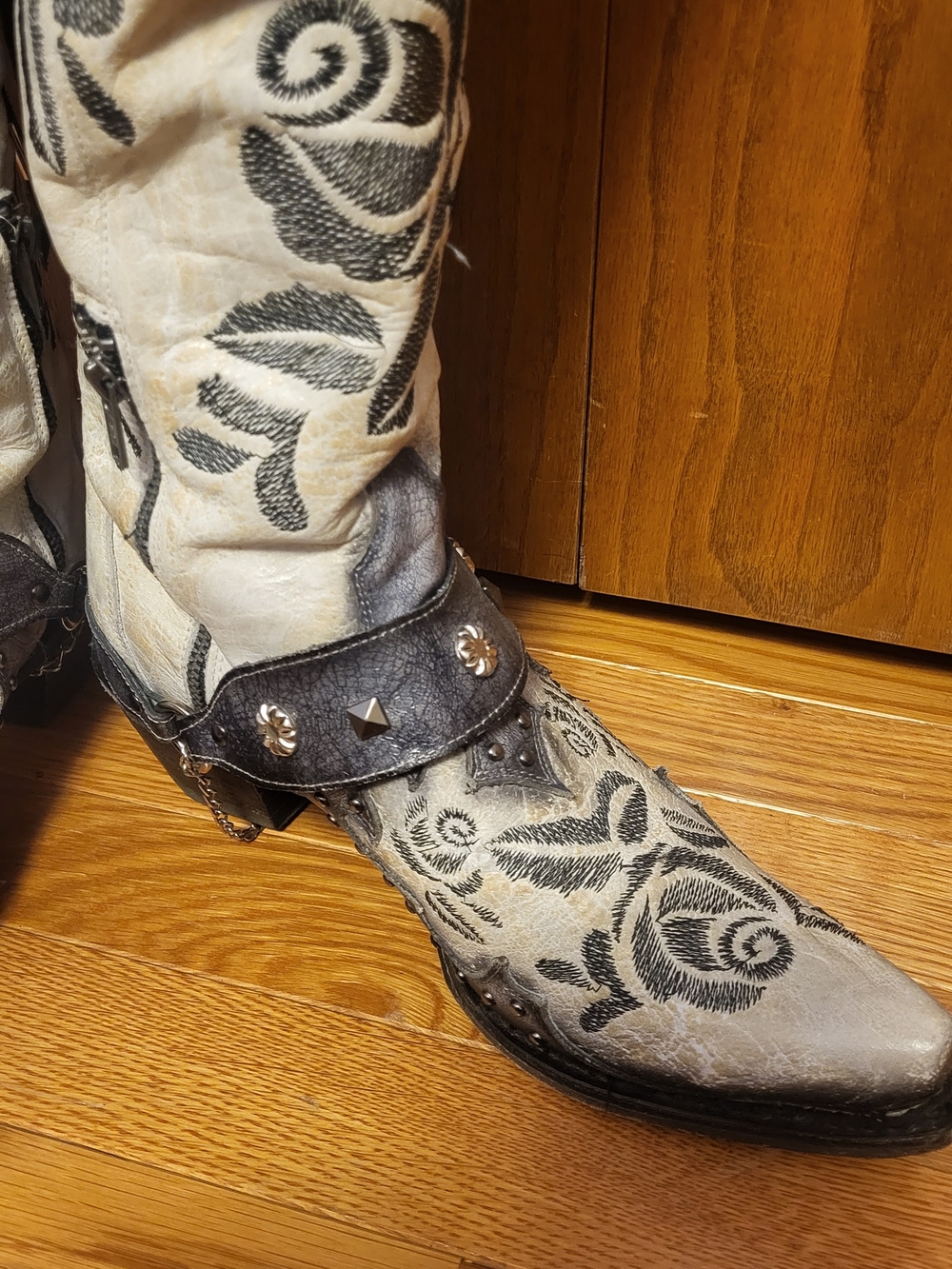 Corral Cream Leather Western Boots with Dark Gray/Black Rose Floral Embroidery - Picture 8 of 11
